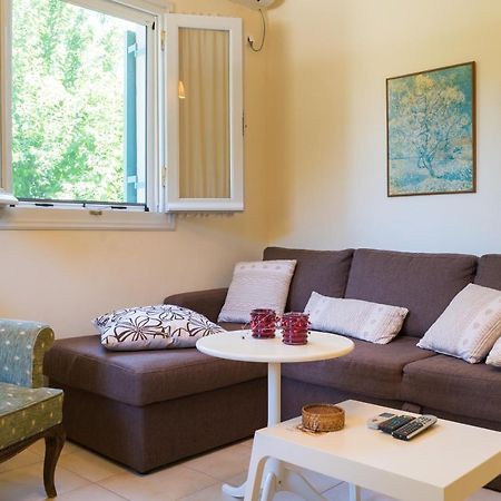 Avelia Pink Apartment Asprogerakata Екстериор снимка