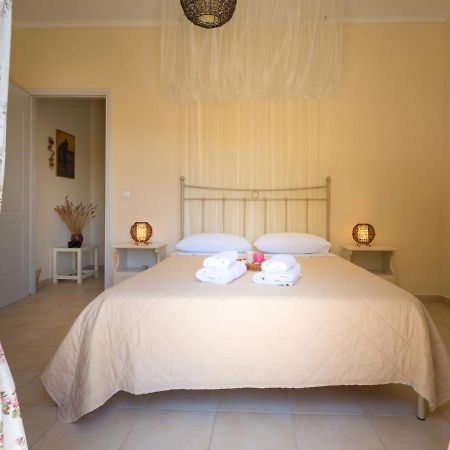 Avelia Pink Apartment Asprogerakata Екстериор снимка