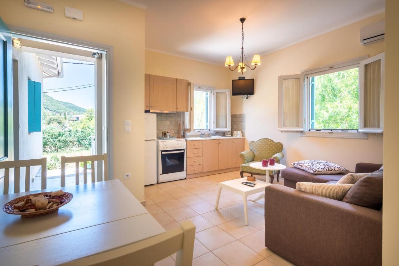 Avelia Pink Apartment Asprogerakata Екстериор снимка