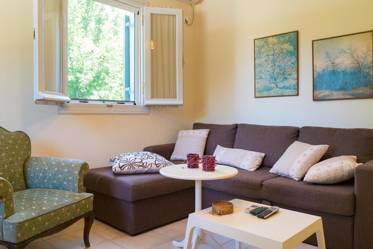 Avelia Pink Apartment Asprogerakata Екстериор снимка